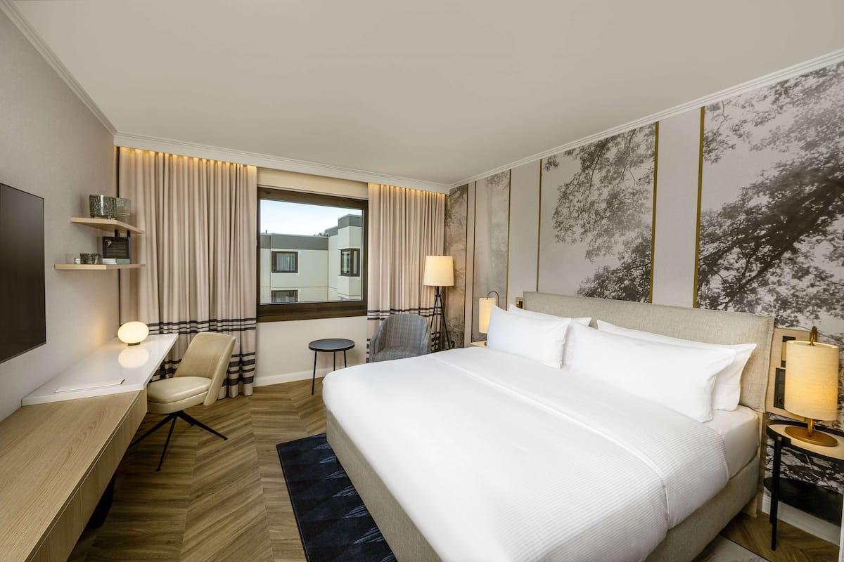 1 bedroom, hypo-allergenic bedding, minibar, in-room safe