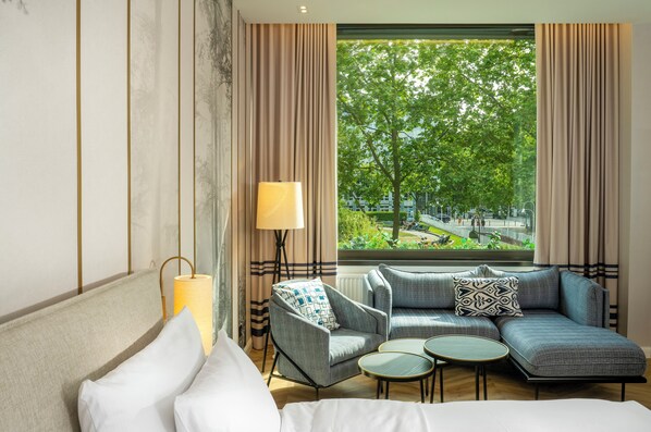 Deluxe-Zimmer, 1 King-Bett | Allergikerbettwaren, Minibar, Zimmersafe, Schreibtisch