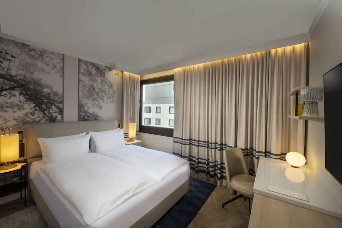 1 bedroom, hypo-allergenic bedding, minibar, in-room safe