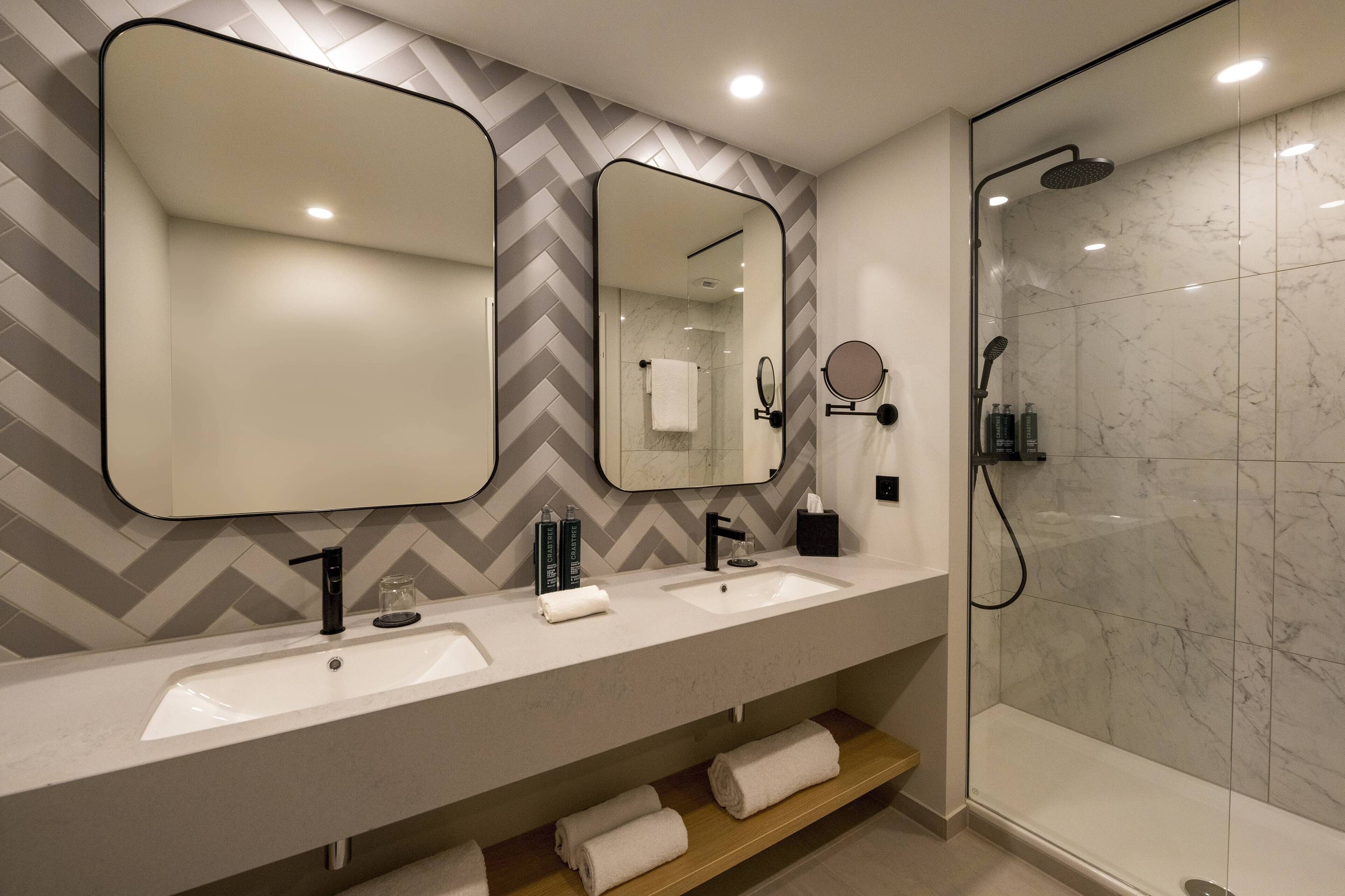 Deluxe Room, 1 King Bed | Bathroom | Shower, eco-friendly toiletries, hair dryer, bathrobes