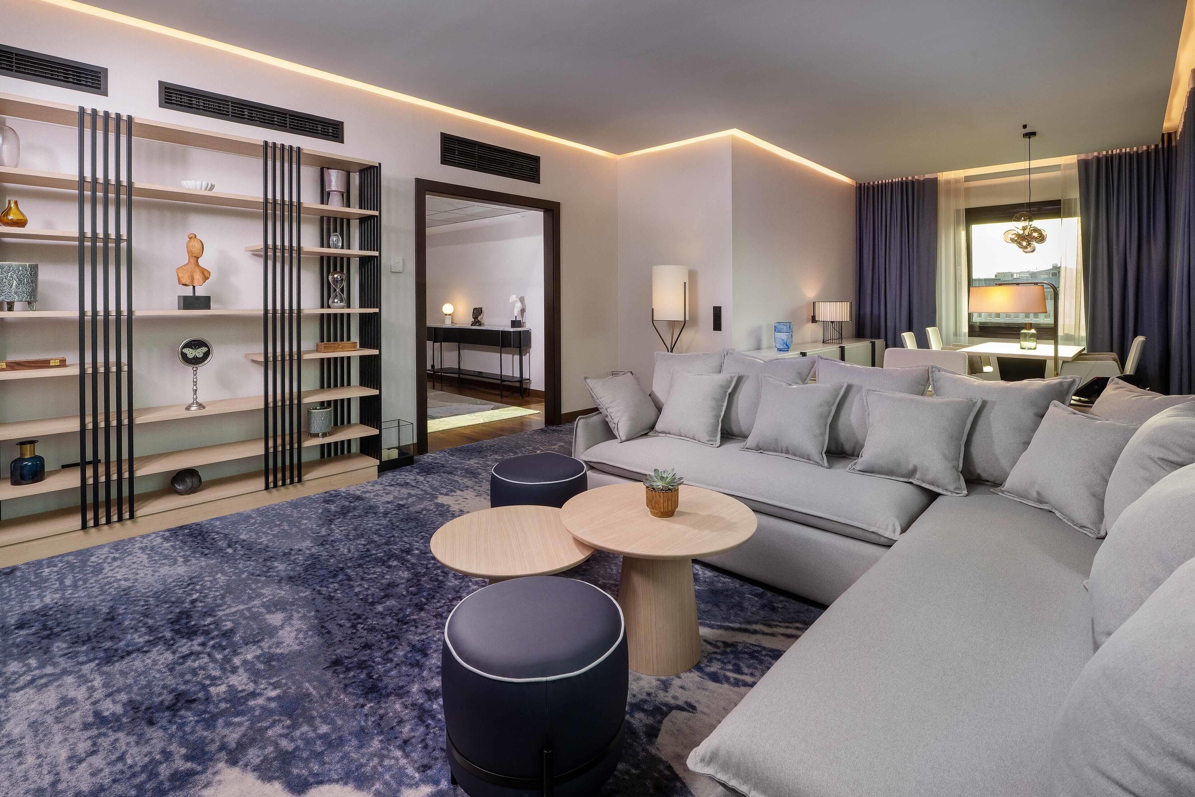 Suite, 1 letto king (Diplomat Suite) | Area soggiorno | TV a schermo piatto 45 pollici con canali digitali, TV
