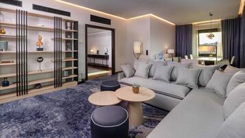 Suite, 1 letto king (Diplomat Suite) | Area soggiorno | TV a schermo piatto 45 pollici con canali digitali, TV