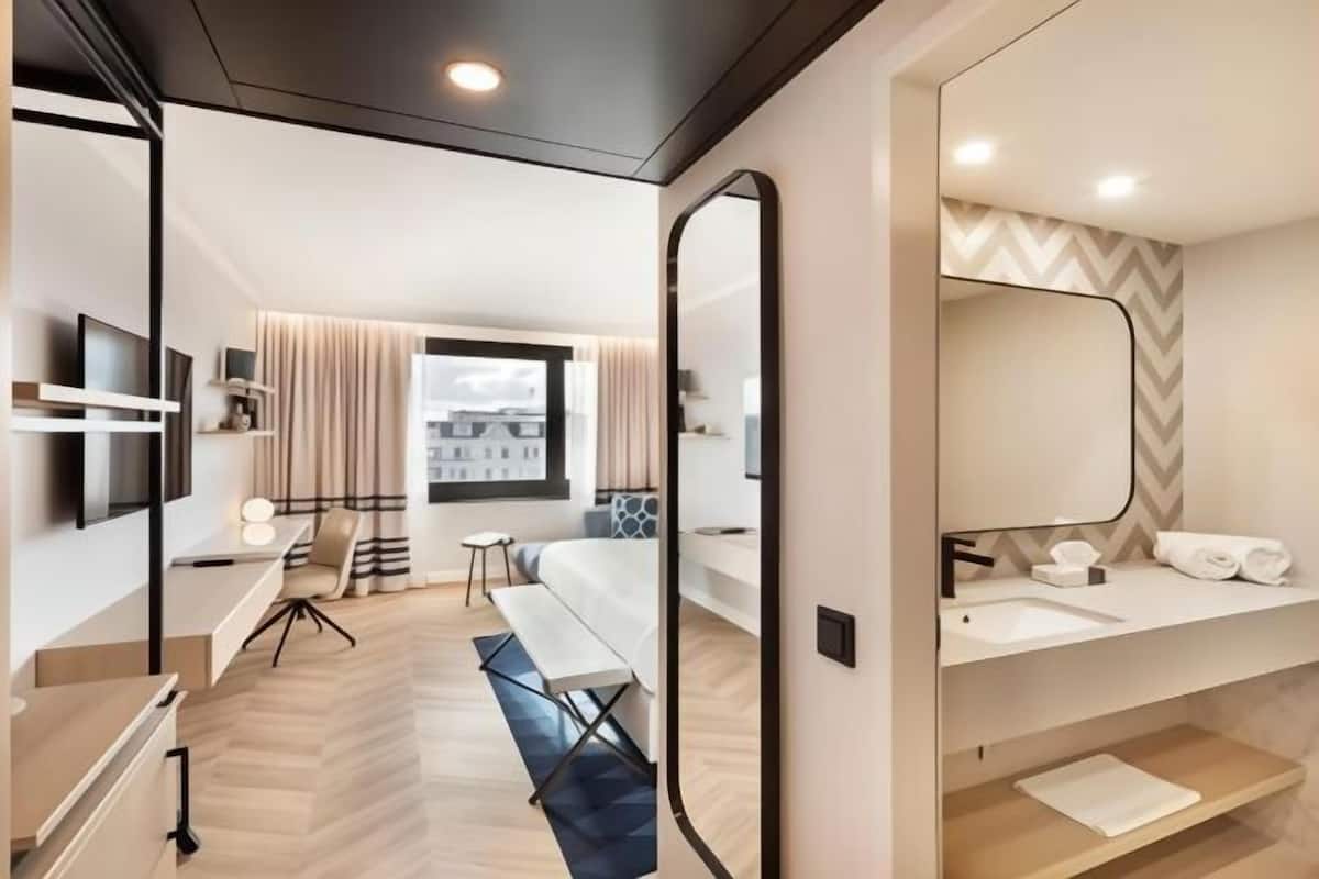 1 bedroom, hypo-allergenic bedding, minibar, in-room safe