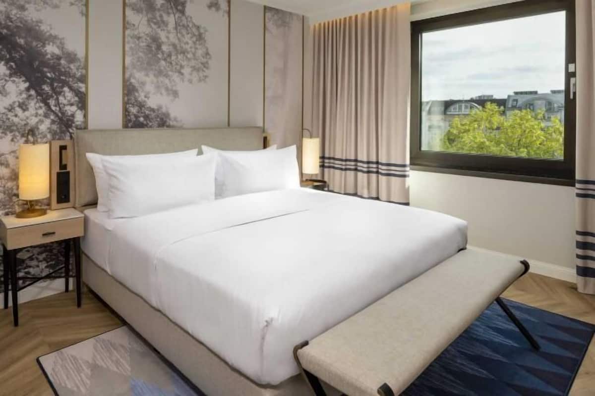 1 bedroom, hypo-allergenic bedding, minibar, in-room safe