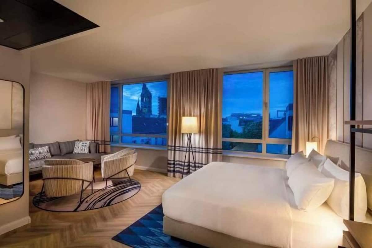 1 bedroom, hypo-allergenic bedding, minibar, in-room safe