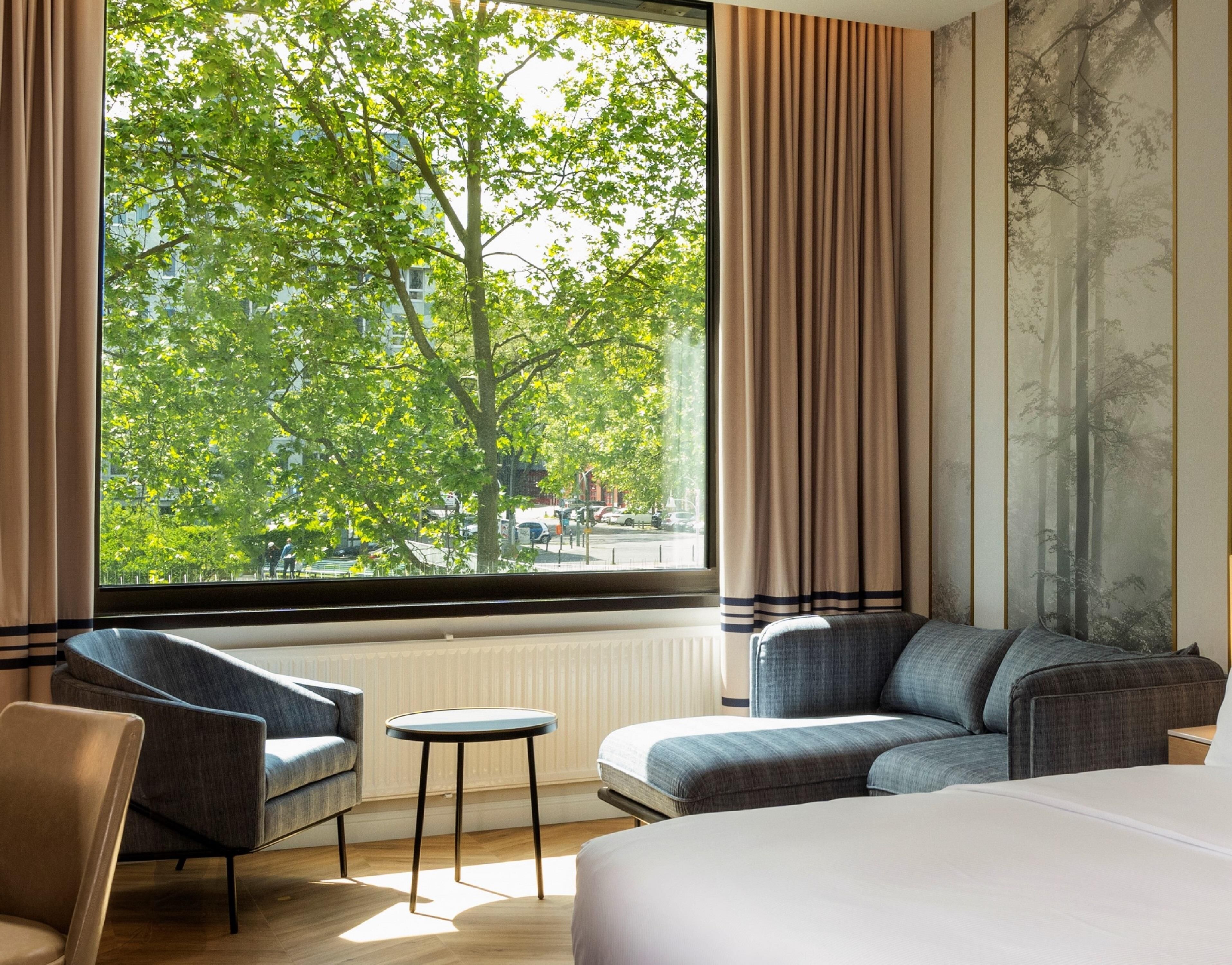 Habitación Deluxe, 1 cama de matrimonio grande | Zona de estar | Televisión de pantalla plana de 45 pulgadas con canales digitales
