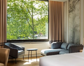 Chambre Deluxe, 1 très grand lit | Coin séjour | Télévision à écran plat de 45 pouces avec chaînes numériques, télévision
