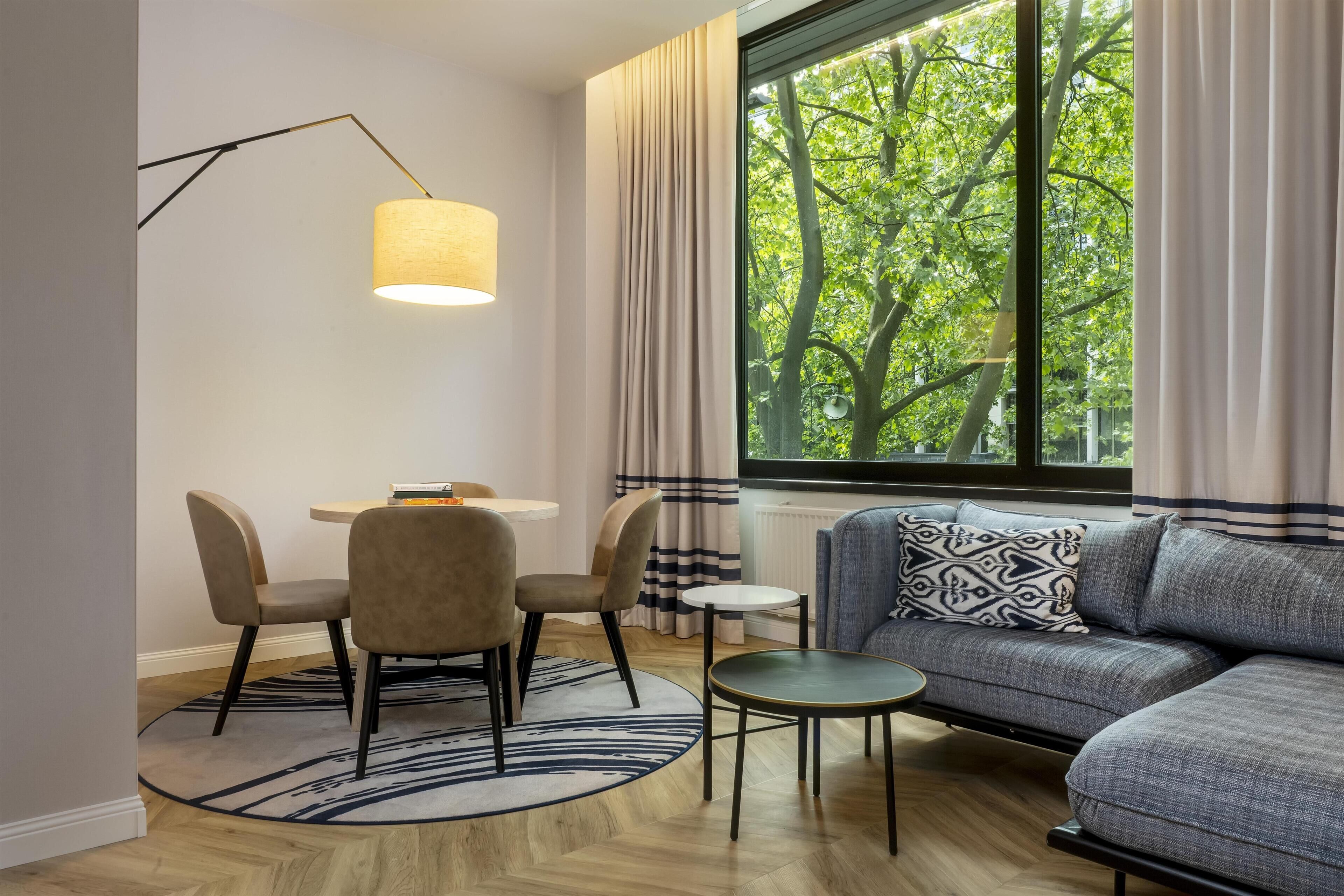 Suite, 2 slaapkamers, hoek | Woonruimte | Een 45-inch flatscreentelevisie met digitale zenders en televisie