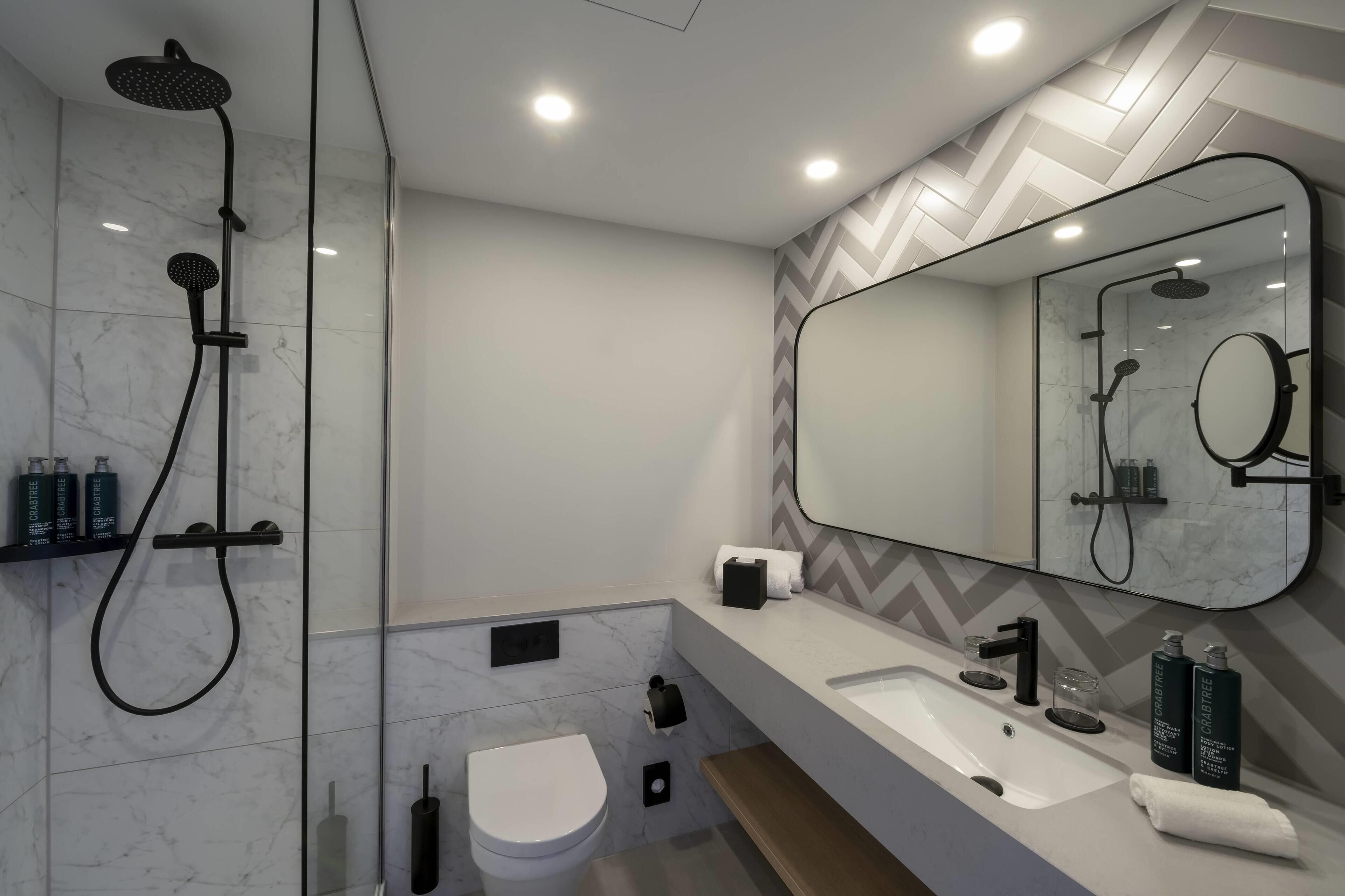 Junior Suite, 1 King Bed | Bathroom | Shower, eco-friendly toiletries, hair dryer, bathrobes