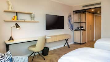 Executive Room, 2 Twin Beds | Hypo-allergenic bedding available, minibar, in-room safe, desk