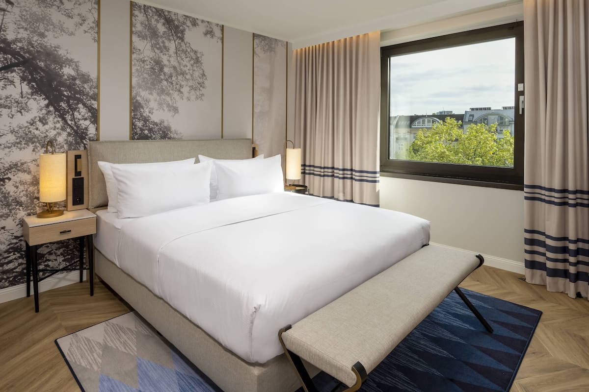 1 bedroom, hypo-allergenic bedding, minibar, in-room safe