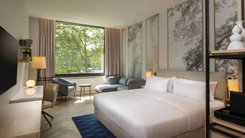 Deluxe Room, 1 King Bed | Hypo-allergenic bedding, minibar, in-room safe, desk