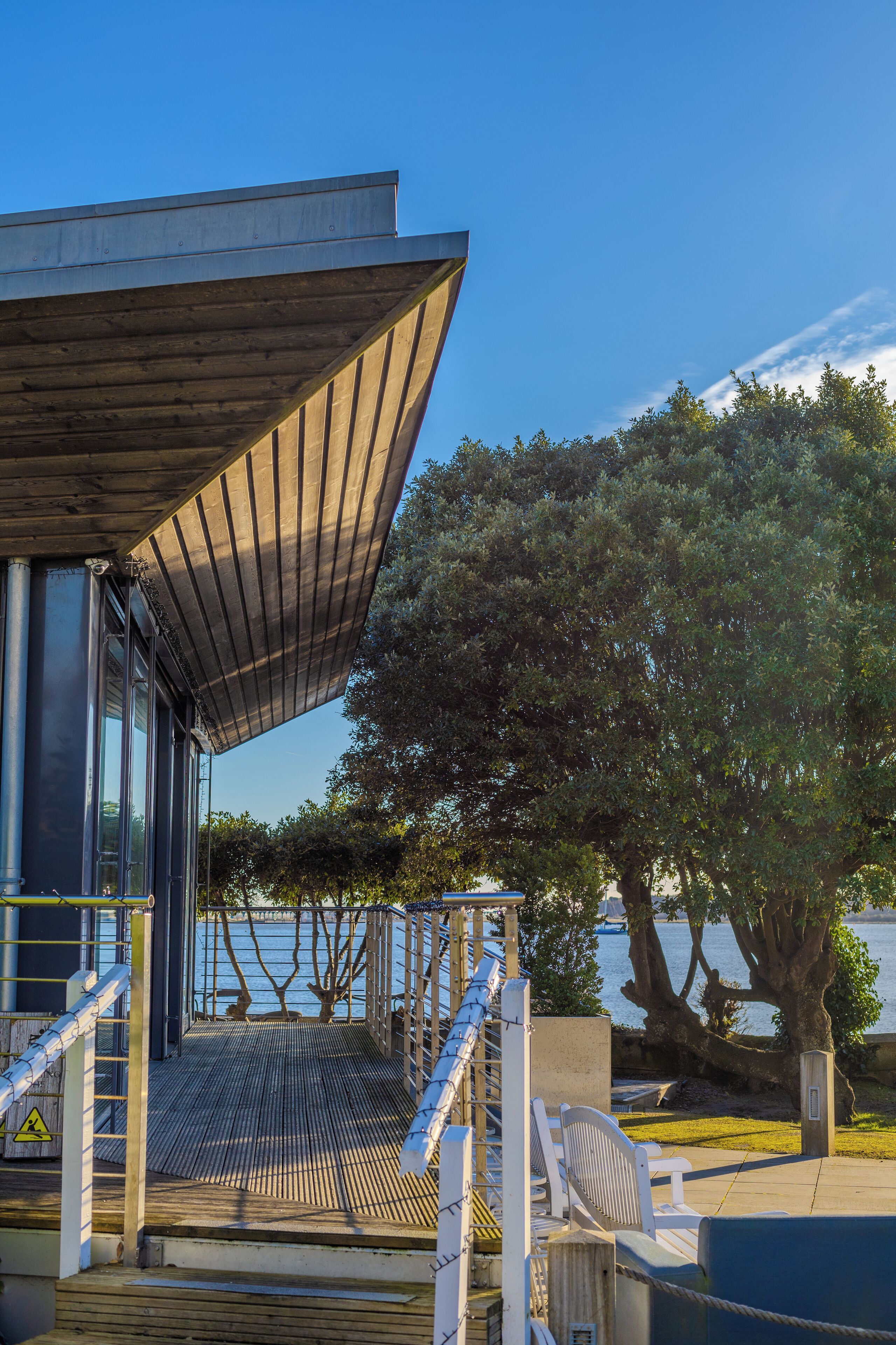 2 restaurants, breakfast served