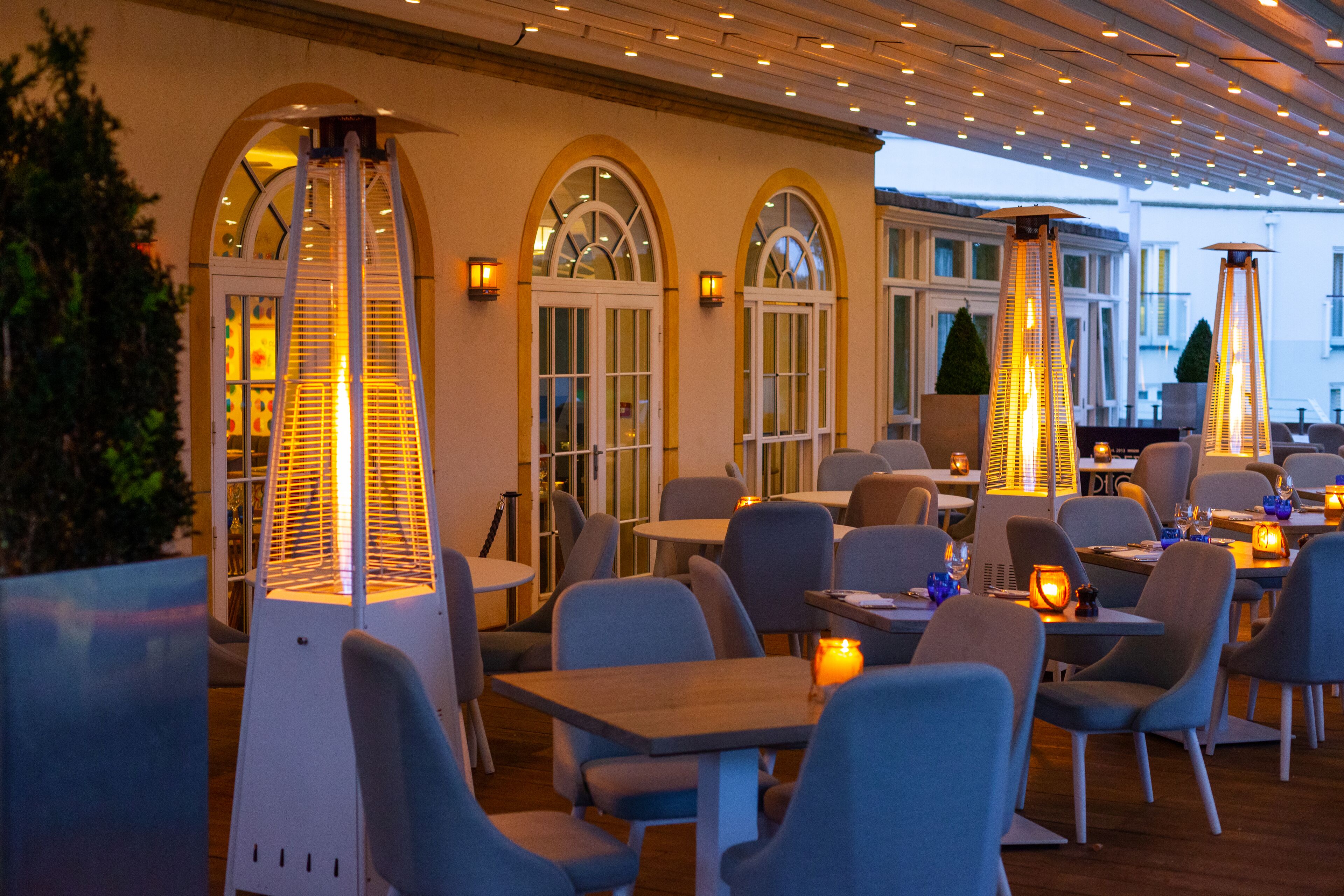 2 restaurants, breakfast served