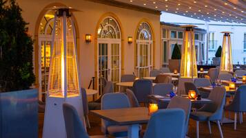 Här finns 2 restauranger som serverar frukost.