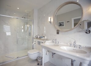 Huone, näköala satamaan (Freestanding Bath) | Kylpyhuone | Designer-hygieniatuotteet, hiustenkuivaaja, kylpytakit, tohvelit