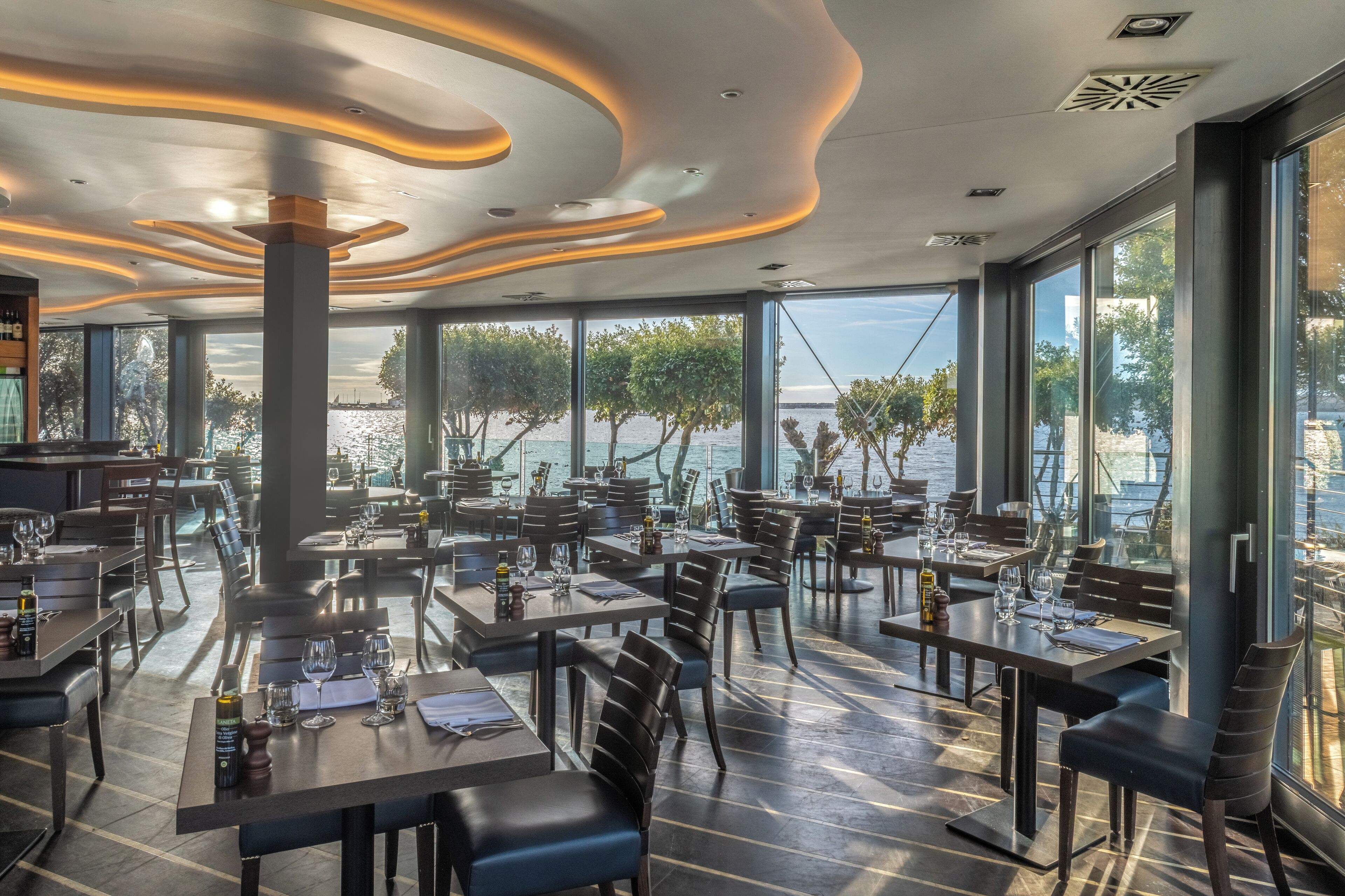 2 か所のレストラン、朝食に営業