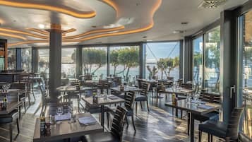 2 restaurants, breakfast served