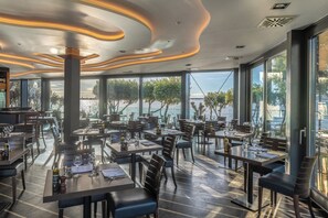 2 restaurantes; se sirven desayunos