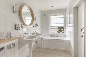 Deluxe Double Room, Harbor View | Bathroom | Designer toiletries, hair dryer, bathrobes, slippers