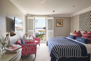 Habitación doble, vistas al puerto | Caja fuerte, escritorio, cortinas opacas y tabla de planchar con plancha