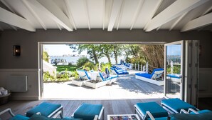 Un interior moderno con vistas a una terraza y piscina al aire libre.