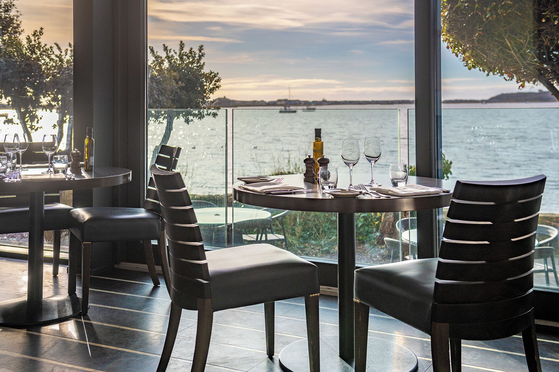 2 restaurants, breakfast served