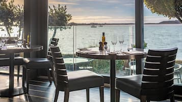 2 restaurants, breakfast served