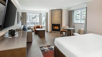 Deluxe Junior Suite | Premium bedding, in-room safe, desk, blackout drapes