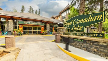 Das Äußere des Royal Canadian Lodge mit einem Schild für das Evergreen Restaurant.