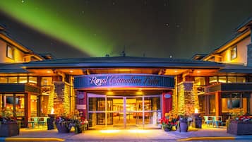 Vista frontal de la propiedad por la tarde o noche