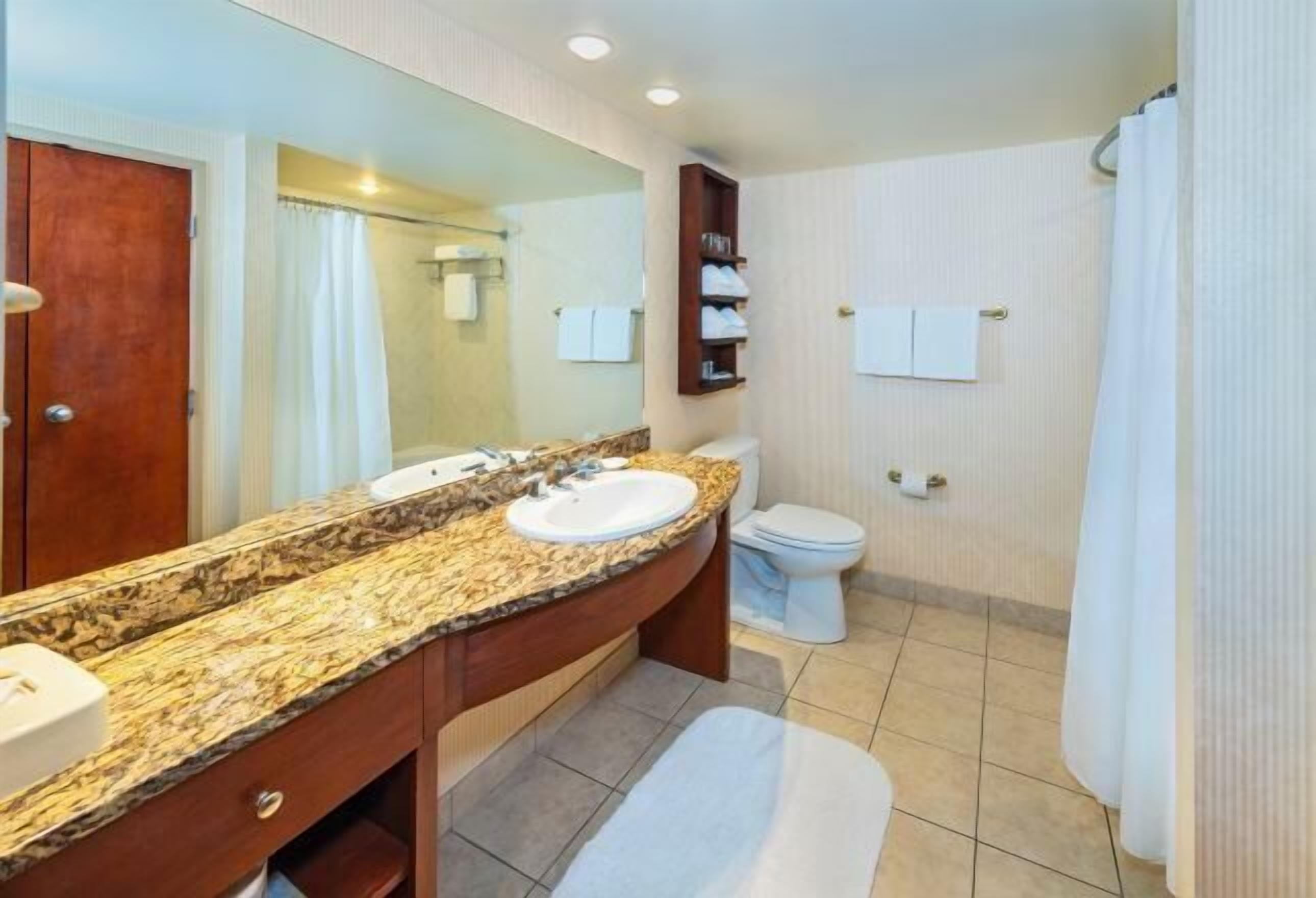 Perlengkapan mandi gratis, pengering rambut, jubah mandi, dan handuk