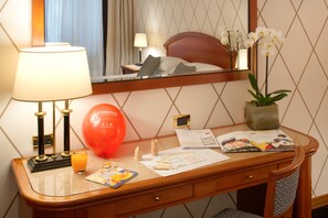 Family Room | Peralatan tempat tidur premium, bar mini, peti besi dalam bilik, meja 