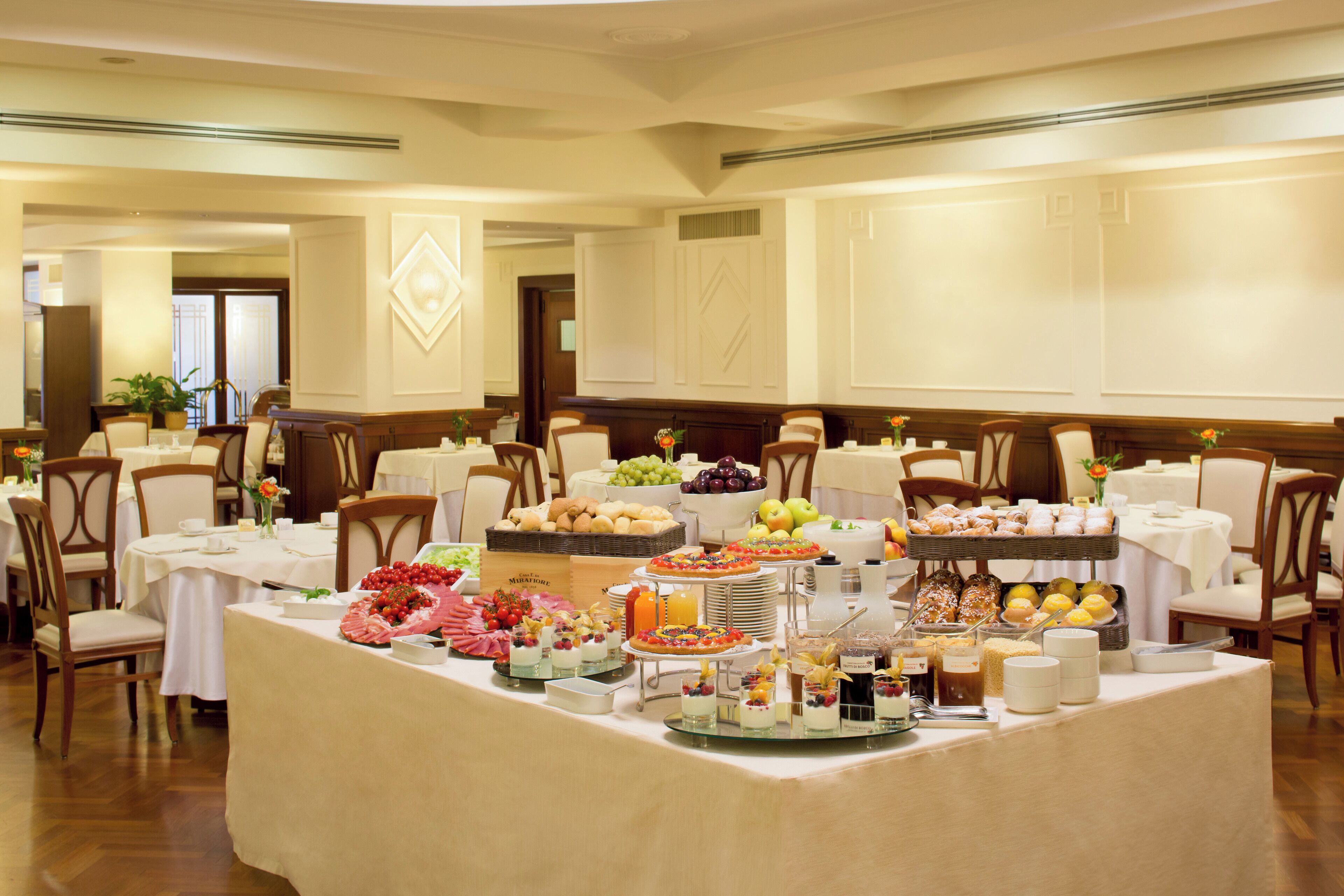 每日供应当地美食早餐（每人 EUR 14）