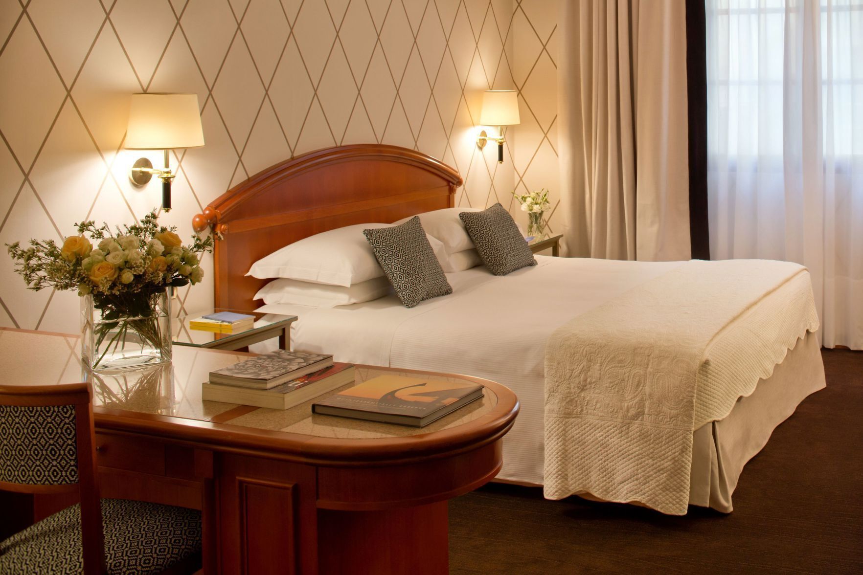 Luxe beddengoed, een minibar, een kluis op de kamer, een bureau