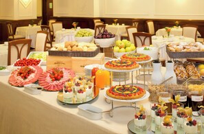 Petit déjeuner servi tous les jours en supplément