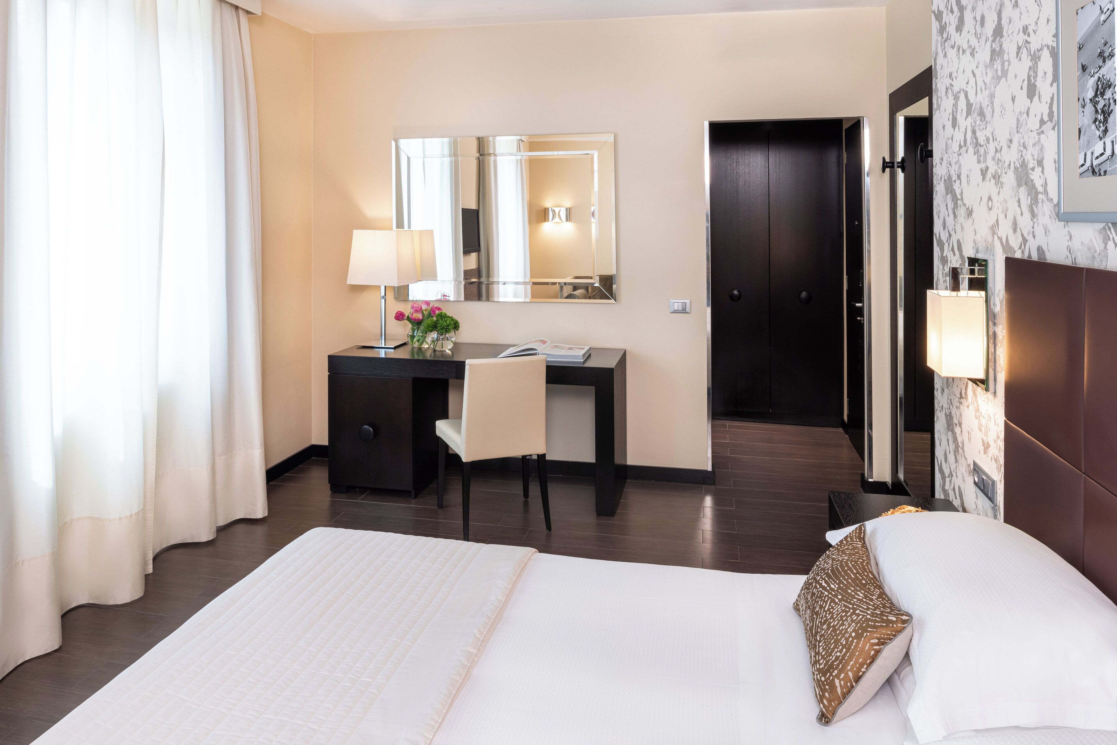 deluxe double or twin room | premium bedding, minibar, in-room safe, desk
