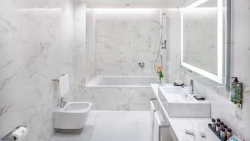 Suite junior | Baño | Regadera, amenidades de baño gratuitas, secadora de cabello, toallas