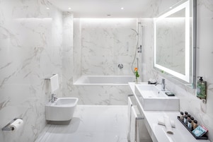 Suite Junior | Bagno | Doccia, set di cortesia gratuito, asciugacapelli, asciugamani