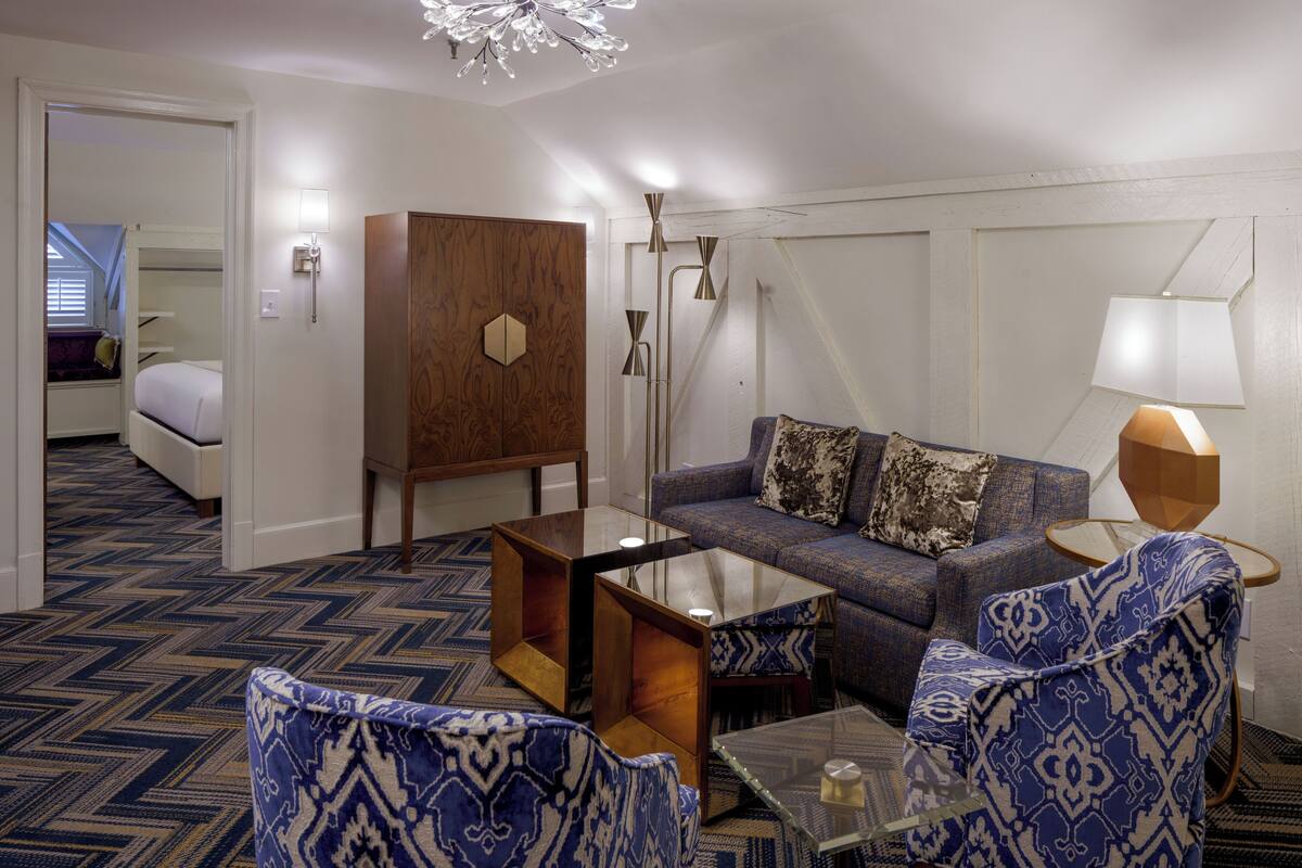 suite | premium bedding, in-room safe, desk, laptop workspace