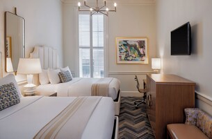 Standard Δωμάτιο, 2 Διπλά Κρεβάτια | Κλινοσκεπάσματα υψηλής ποιότητας, χρηματοκιβώτιο στο δωμάτιο, γραφείο 