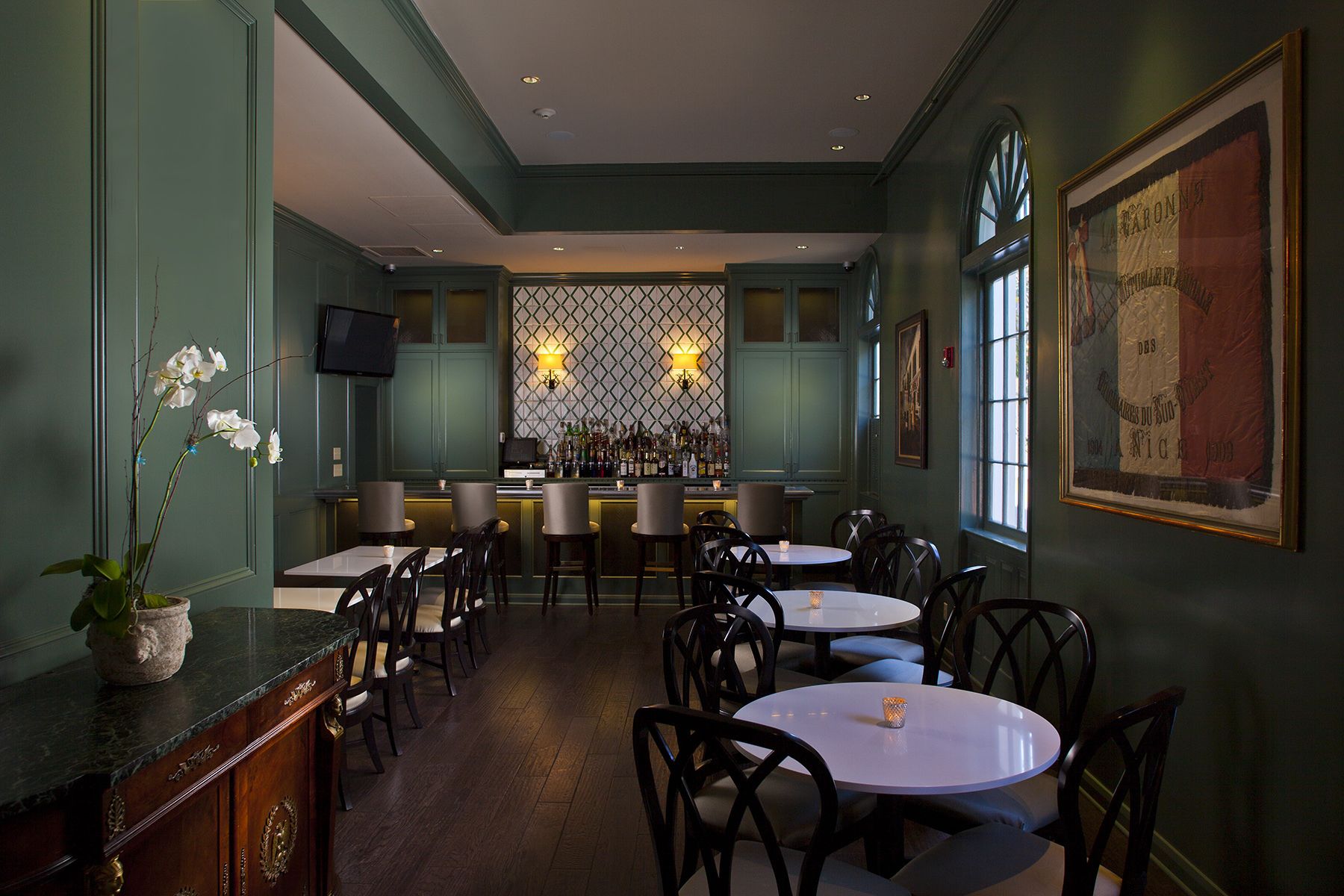 serves breakfast and lunch