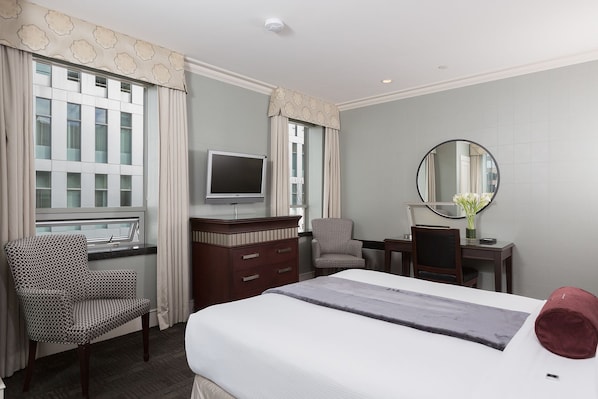 Rom, 1 queensize-seng (Smart) | Sengetøy av topp kvalitet, senger med overmadrass og safe på rommet