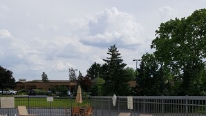 Una piscina con lettini e una postazione di salvataggio.