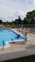 Una piscina al aire libre de temporada