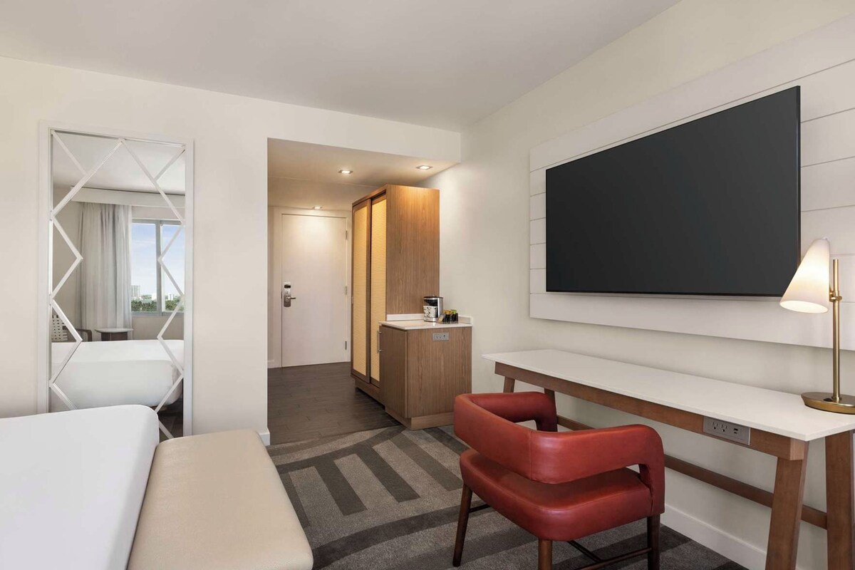 Premium bedding, in-room safe, desk, laptop workspace