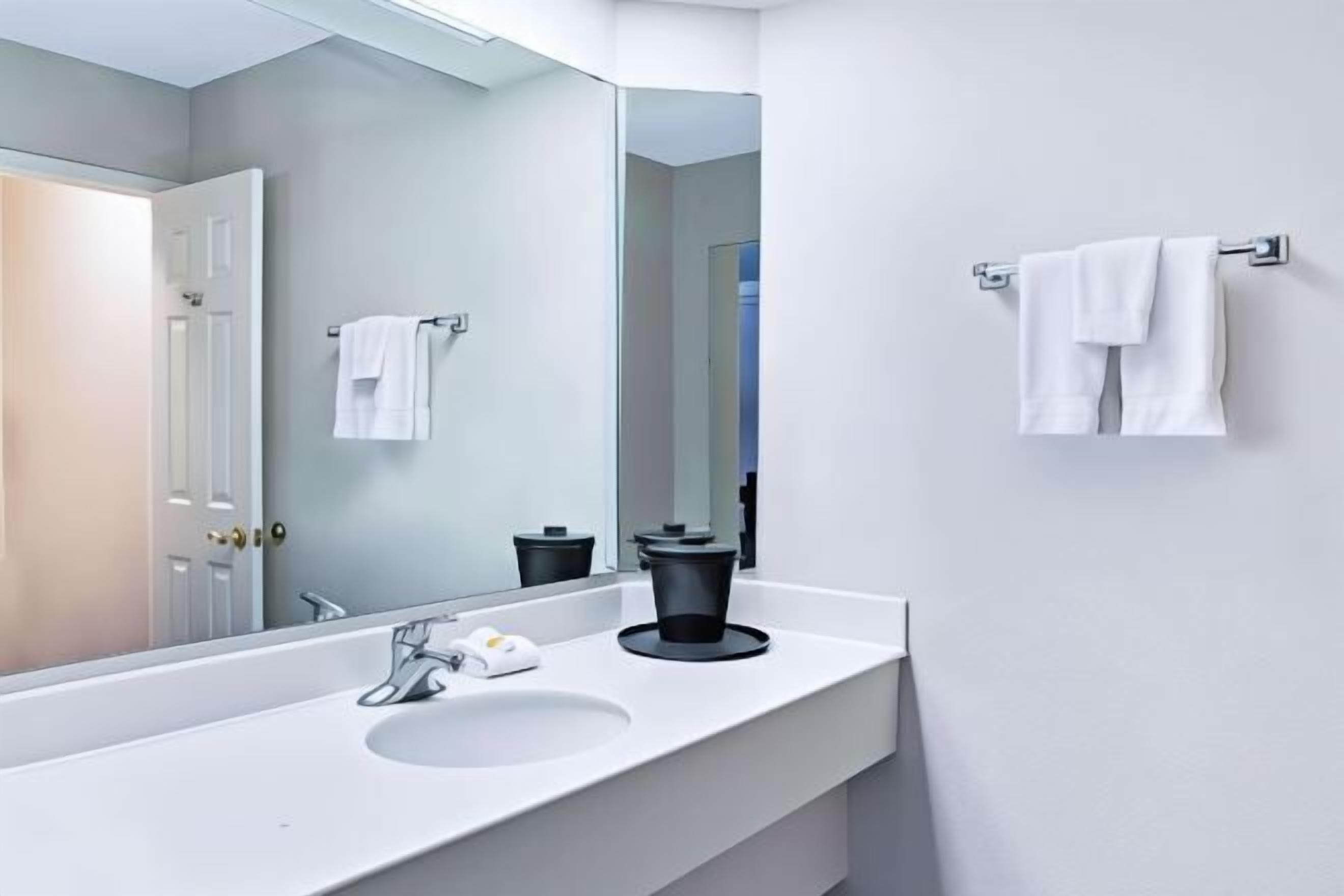 Bathroom | Combined shower/tub, free toiletries, hair dryer, towels