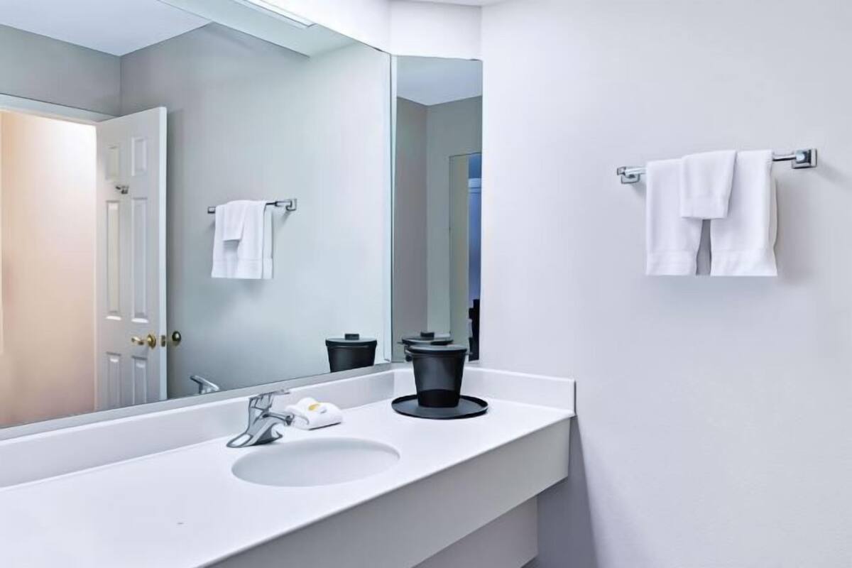 Bathroom | Combined shower/tub, free toiletries, hair dryer, towels