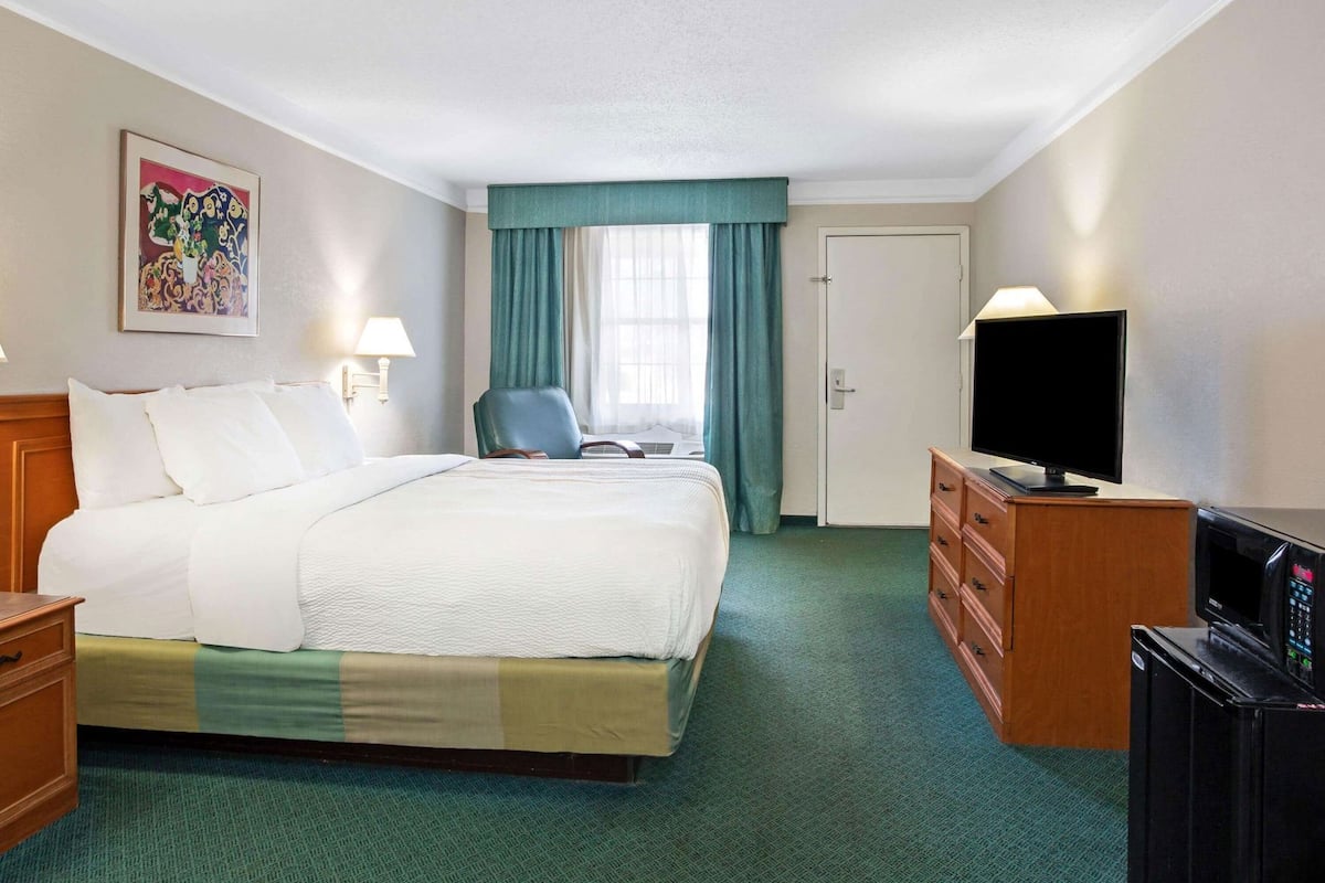 Premium bedding, pillowtop beds, desk, soundproofing