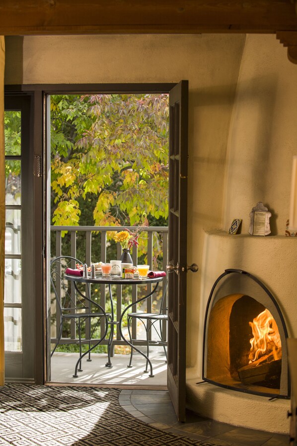 Premium bedding, pillow-top beds, in-room safe, desk - Inn of the Governors (Santa Fe)